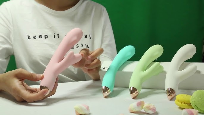 Mini yubka, tayt va paypoq kiygan qizlar Mushukning oqayotgan fotosurati